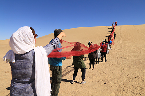 Neda Darzi and Nadia Sajjad, The Artery performance. 2016. Desert of Khara, Isfahan province. Photograph by Asghar Niazi. Courtesy of Neda Darzi.