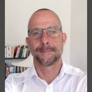 Sven Spieker headshot