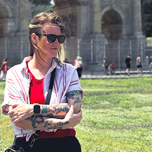 Victoria Jennings standing in front of the Arch of Constantine in Rome